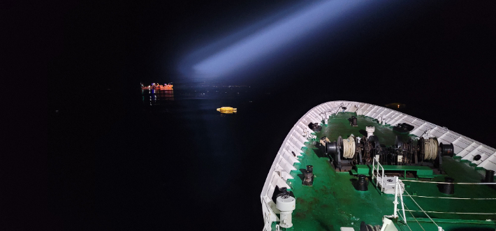 헬기 추락사고 해역 수색작업 모습. 제주해경청 제공
