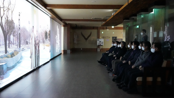 '천년대계' 영상 시연회에 참석한 관계자들이 영상을 관람하고 있다. 경주엑스포 대공원 제공