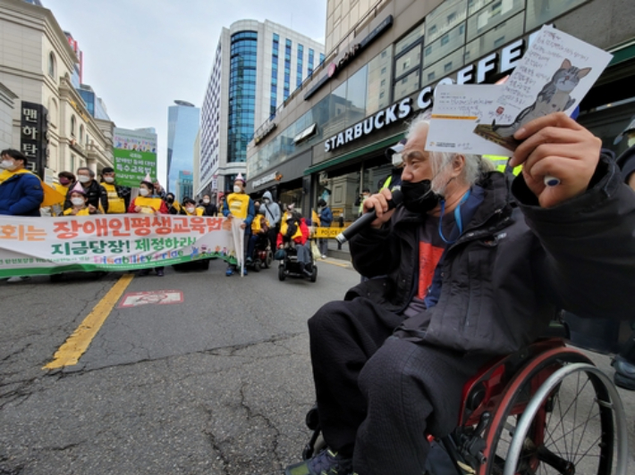 (서울=연합뉴스) 신현우 기자 = 31일 오후 여의도 국민의힘 당사 앞에서 박경석 전국장애인차별철폐연대 상임공동대표가 발언하고 있다. 22.3.31 nowwego@yna.co.kr 연합뉴스