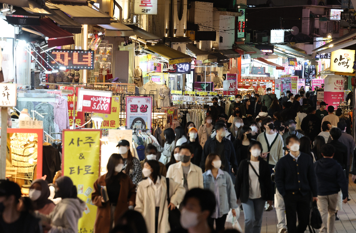 코로나19 신규 확진자 수가 감소세를 보이는 가운데 지난 8일 오후 서울 마포구 홍대 앞 거리가 금요일 저녁을 즐기려는 시민들로 붐비고 있다. 연합뉴스