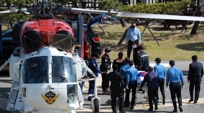 지난 8일 오후 부산 영도구 부산해양경찰서에 제주 마라도 해상에서 추락한 헬기에 탑승해 있다 순직한 해경 시신이 이송되고 있다. 연합뉴스