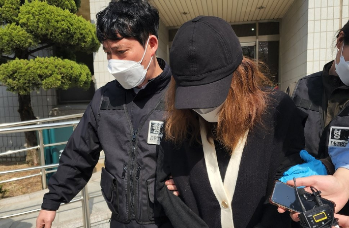 생활고를 이유로 초등학생 아들 2명을 살해한 혐의를 받는 모친 A(40)씨가 9일 오후 서울 양천구 남부지법에서 열린 영장실질심사에 출석한 뒤 나오고 있다. 연합뉴스