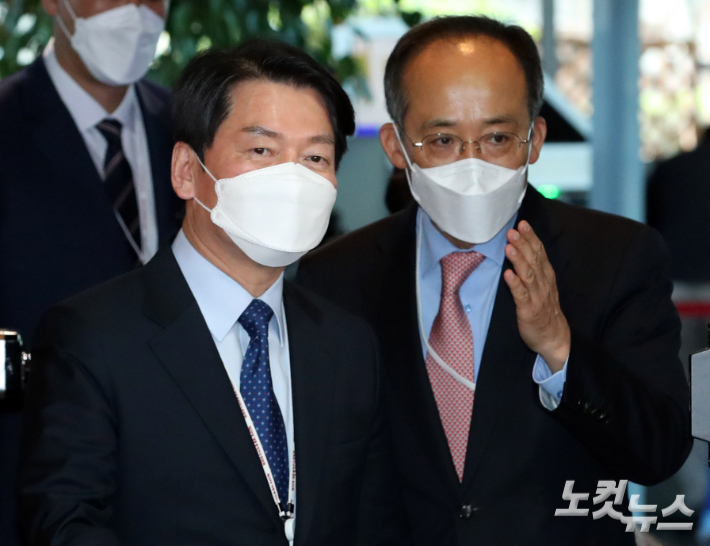 안철수 대통령직 인수위원장과 추경호 인수위 기획조정분과 간사가 지난 7일 서울 종로구 통의동 금융연수원에 마련된 인수위 공동기자회견장에 '조직개편 관련 브리핑'을 하기 위해 입장하고 있다. 인수위사진기자단