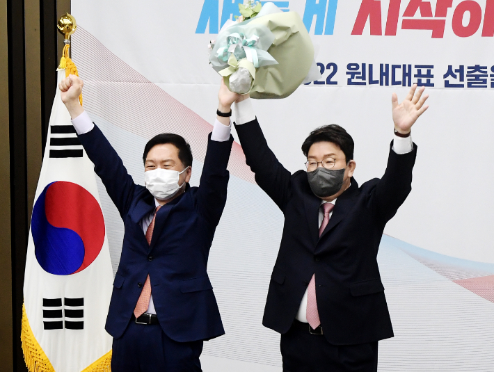 국민의힘 권성동 신임 원내대표가 지난 8일 서울 여의도 국회에서 열린 2022 원내대표 선출을 위한 의원총회에서 김기현 전임 원내대표와 함께 손을 들어보이고 있다. 윤창원 기자