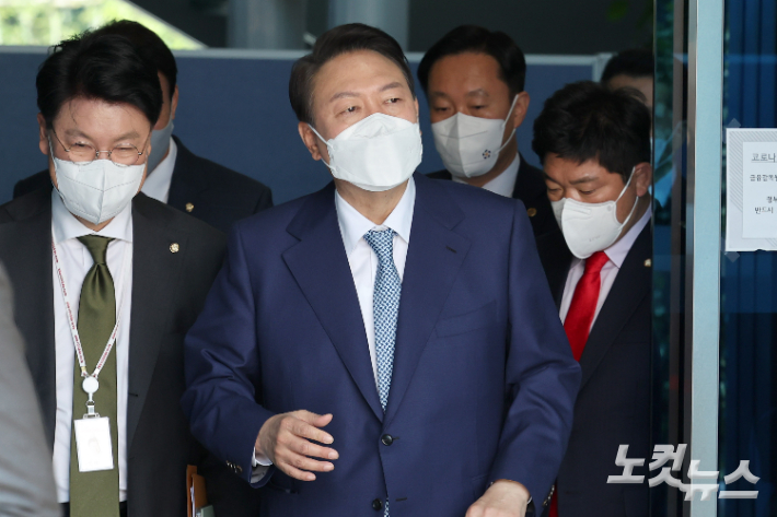 윤석열 대통령 당선인이 지난 6일 점심일정을 위해 서울 통의동 집무실을 나서고 있다. 인수위사진기자단