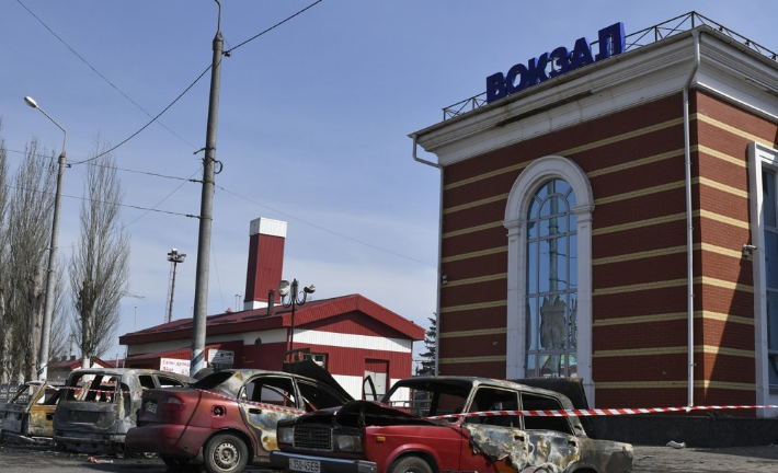 8일(현지시간) 우크라이나 도네츠크주 크라마토르스크의 기차역 앞의 파손된 자동차들. 연합뉴스