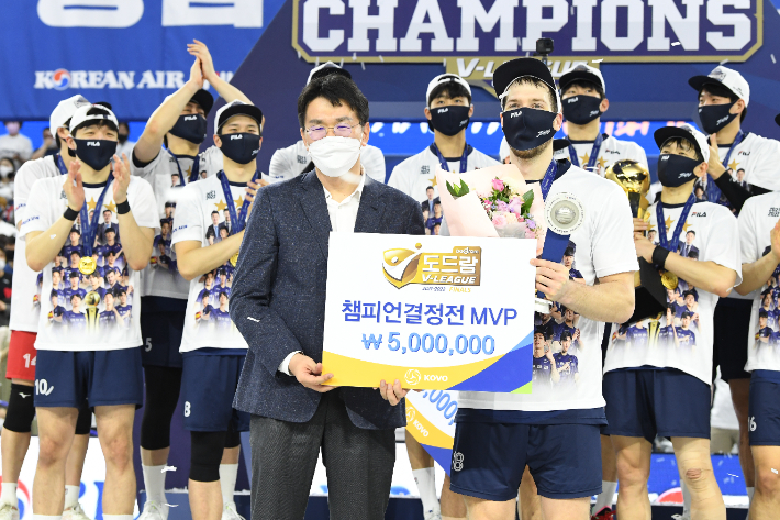 프로배구 남자부 챔피언결정전 MVP를 수상한 대한항공 링컨. 한국배구연맹(KOVO)