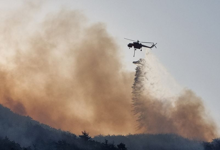 서산 산불 현장에서 초대형헬기가 물을 투하하고 있다. 산림청 제공