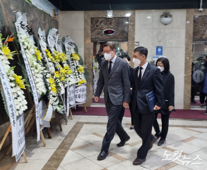 10일 오후 박형준 부산시장이 부산시민장례식장에 마련된 해경 헬기 추락 사고 순직자 합동분향소에 들어가고 있다. 박진홍 기자