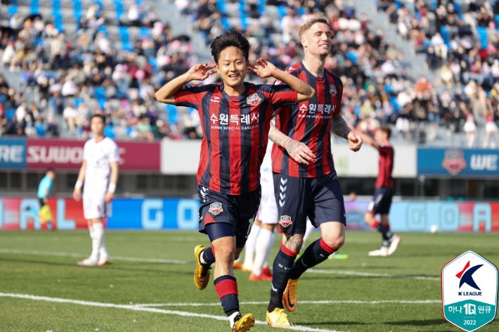 득점 후 세리머니를 펼치는 수원FC 이승우. 한국프로축구연맹 제공