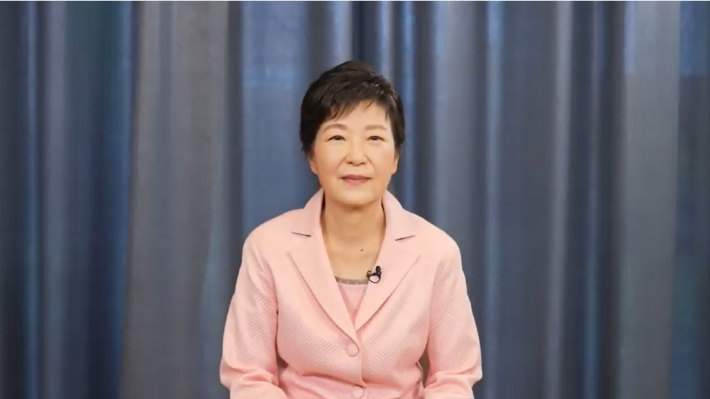 박근혜 전 대통령이 8일 유튜브를 통해 최측근인 국민의힘 소속 유영하 대구시장 예비후보 지지를 선언하는 모습. 유영하TV 캡처