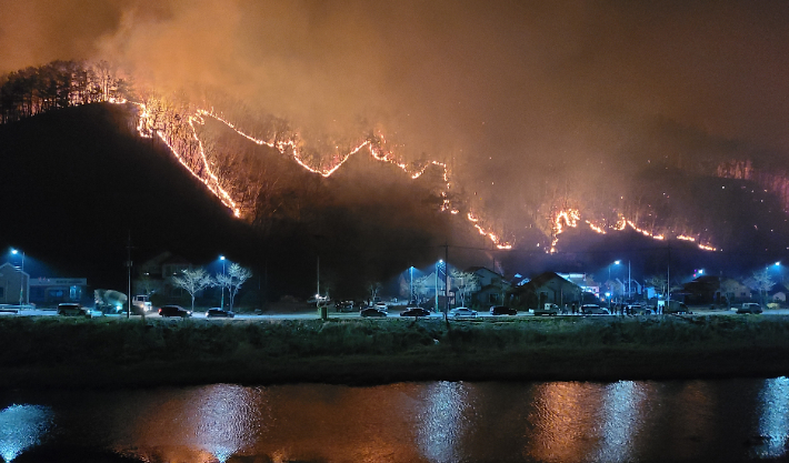 10일 오후 강원 양구군 양구읍 송청리에서 발생한 산불이 밤까지 이어져 불길이 송우리 민가 인근까지 번지고 있다. 연합뉴스