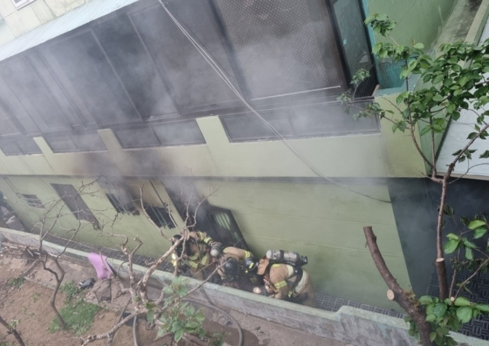 지난 10일 부산의 한 다세대 주택에서 불이 나 집 안에 있던 50대 남성이 숨졌다. 부산경찰청 제공