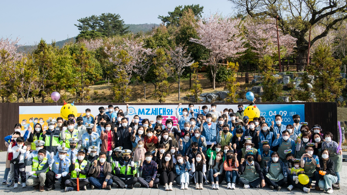 포스코 광양제철소는 지난 9일 전남 광양시 마동저수지생태공원 일대에서 MZ세대가 중심이 되는 재능기부 봉사활동인 '재능나눔 플렉스타임' 행사를 개최했다. 광양제철소 제공