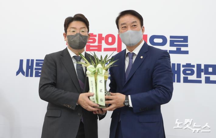 윤석열 당선인 축하난 전달받은 권성동 신임 원내대표