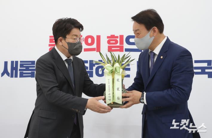 윤석열 대통령 당선인 축하난 전달받는 권성동 신임 원내대표