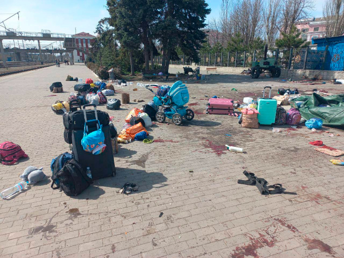 미사일 참사 현장에 흩어진 피란민 소지품들. 우크라이나 대통령실 텔레그램 제공