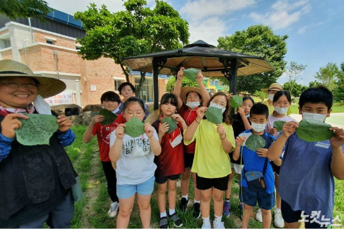 지난 2020년 생태환경교육 에코벨트 일환으로 철원 장흥초등학교 4학년 학생들이 칡잎으로 만든 문양을 들어 보이고 있다. 손경식 기자