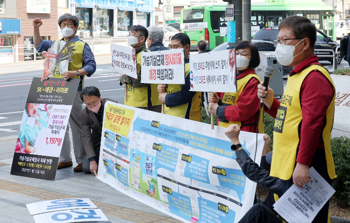 11일 오후 서울 마포구 애경타워 앞에서 열린 애경 불매운동 기자회견에서 가습기살균제피해자들이 구호를 외치고 있다.  연합뉴스