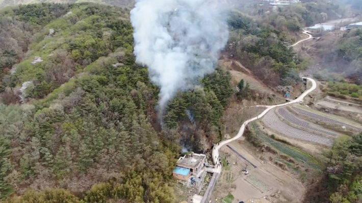 11일 오후 1시 20분쯤 충북 영동군 추풍령면 작점리 야산에서 불이 났다. 충북소방본부 제공