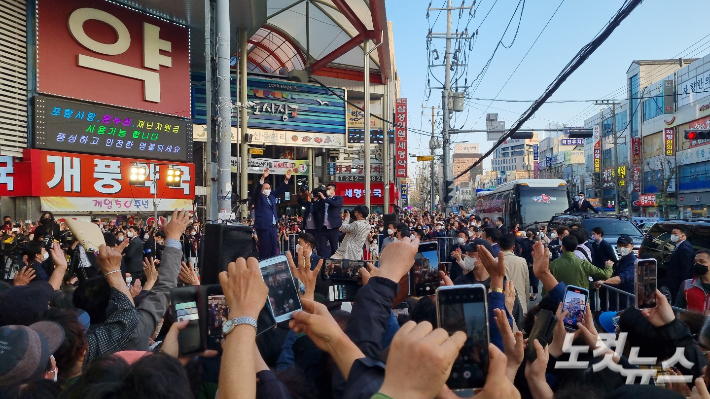 포항 죽도시장을 찾은 윤석열 당선인. 김대기기자