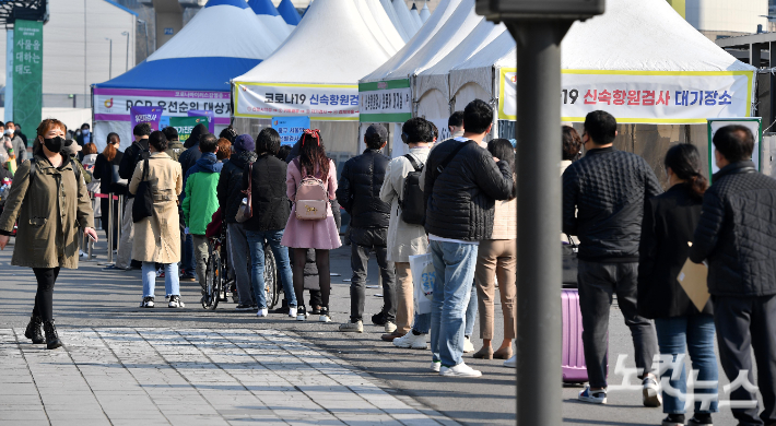 임시선별검사소를 찾은 시민들이 검사를 받기 위해 줄을 서 있다. 박종민 기자