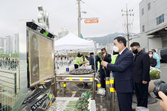 허성무 창원시장이 김주열 열사 시신인양지에 참배하고 있다. 창원시 제공