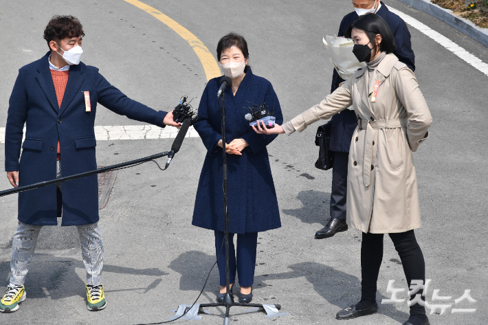 박근혜 전 대통령이 24일 오후 대구 달성군 사저에 도착해 대국민 담화를 밝히고 있다. 대구=박종민 기자