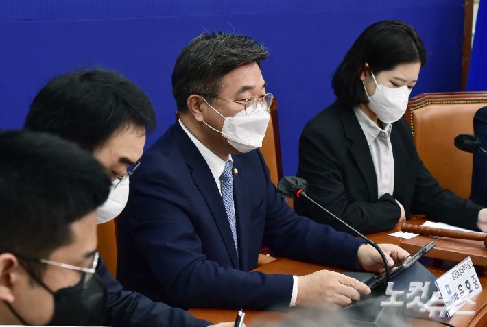 더불어민주당 윤호중 공동비대위원장이 서울 여의도 국회에서 열린 비상대책위원회의에서 모두발언을 하고 있다. 윤창원 기자