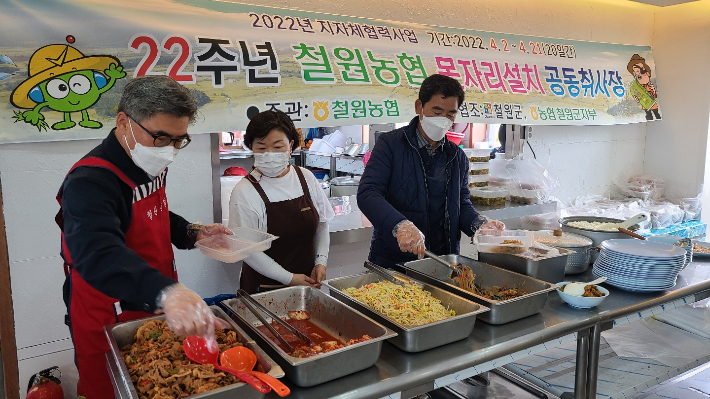 12일 김용욱 농협강원지역본부장은 철원농협이 운영하고 있는 민통선 내 못자리 공동취사장을 방문, 농업인들을 격려했다. 농협강원지역본부 제공