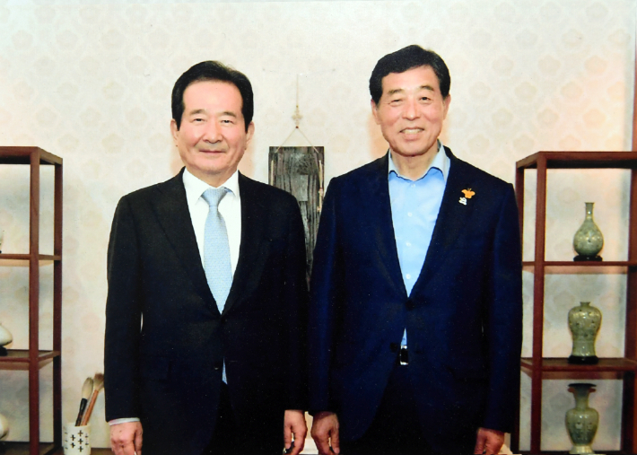 정세균 전 총리(왼쪽)와 윤화섭 안산시장 예비후보(오른쪽). 시민소통 생생캠프 제공