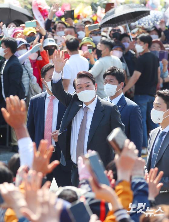 손 들어 인사하는 윤석열