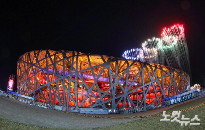  2022 베이징동계올림픽 폐막식이 열린 중국 베이징 국립경기장 위로 불꽃이 터지고 있다. 박종민 기자