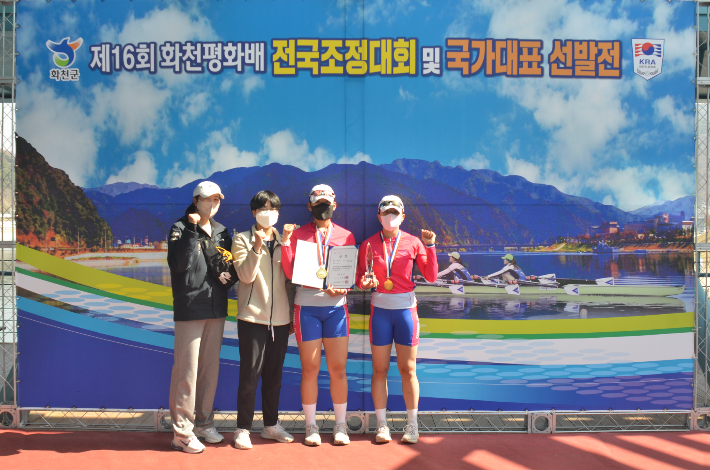 왼쪽부터 충주여고 조정부 신윤미 코치, 1학년 박서연, 2학년 김찬희, 3학년 임은영. 충북교육청 제공