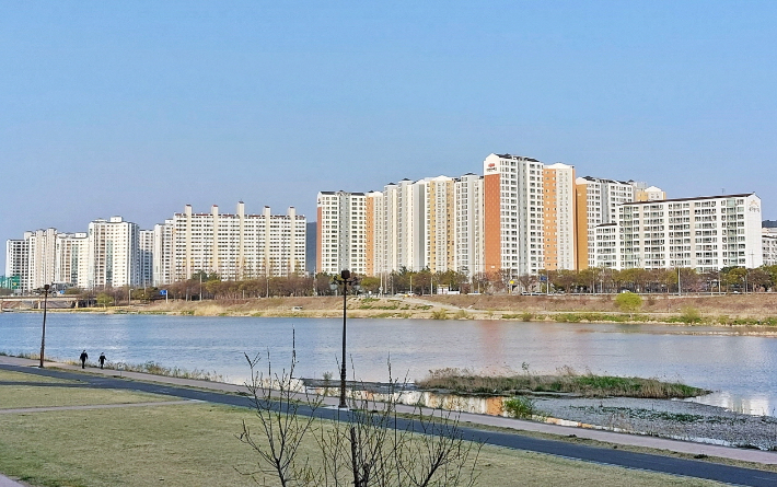 경주시 현곡면 금장리에서 바라본 황성동 아파트 단지 모습. 경주시 제공