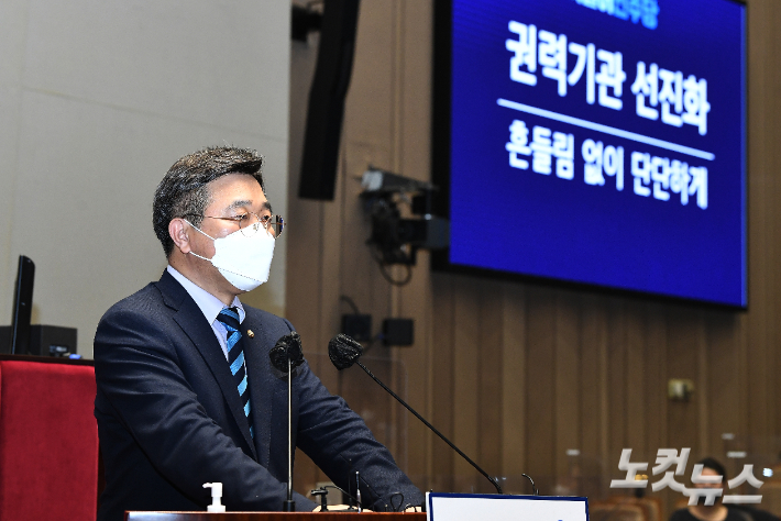 12일 오후 서울 여의도 국회에서 열린 더불어민주당 제83차 정책의원총회에서 윤호중 공동비상대책위원장이 모두발언을 하고 있다. 윤창원 기자