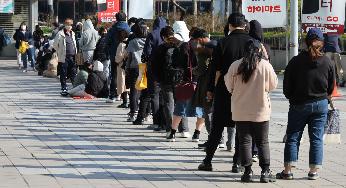 지난 8일 오전 서울 중구 롯데마트 서울역점 앞에서 시민들이 포켓몬빵을 구매하기 위해 줄을 서있다. 연합뉴스