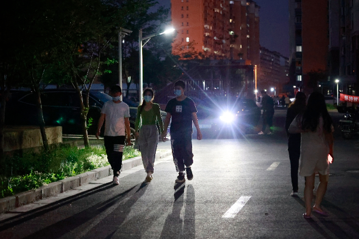 11일 코로나19 확산을 막기 위한 전면 봉쇄 조치가 일부 해제된 중국 상하이에서 마스크 쓴 시민들이 주거지역 내 도로를 따라 걸어가고 있다. 연합뉴스