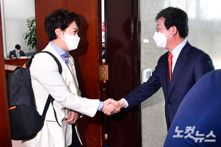 김은혜 의원과 유승민 전 의원이 인사를 하고 있다. 윤창원 기자
