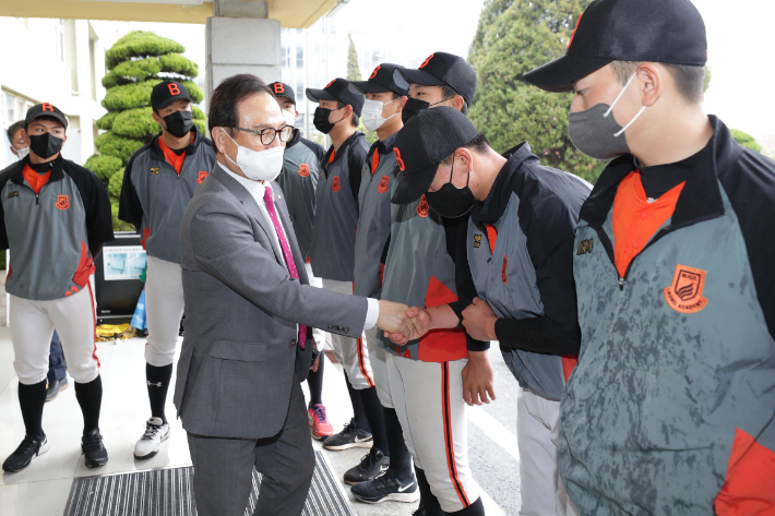 박상돈 천안시장이 13일 전국고교야구대회에서 우승한 천안북일고 선수들을 만나 격려하고 있다. 천안시 제공. 