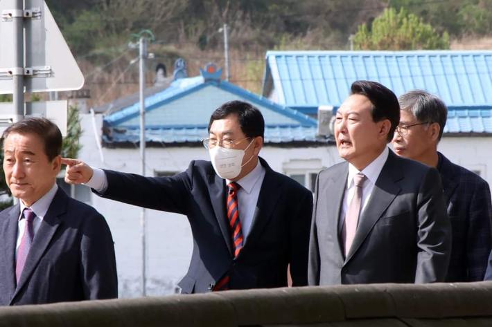 윤석열 대통령 당선인이 주낙영 경주시장의 안내를 받으며 이동하고 있다. 주낙영 시장 페이스북