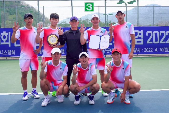 제 76회 전국춘계대학테니스연맹전에서 남자부 단체전 3연패를 이룬 울산대 선수들. 양구=프리랜서 김도원 기자