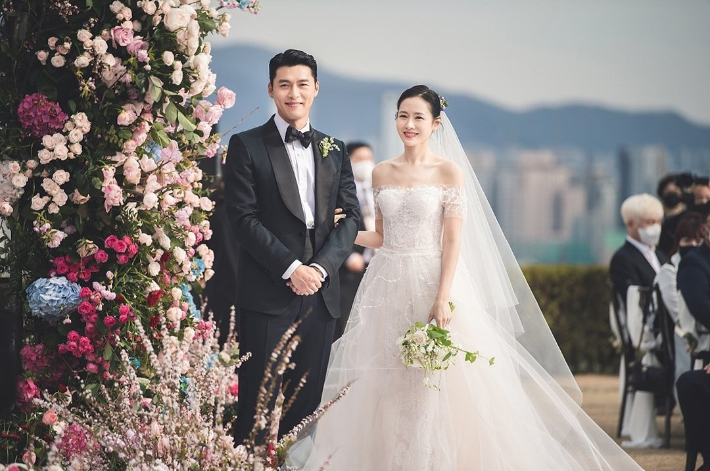 A atriz Son Ye Jin e Hyun Bin se casaram no dia 31 do mês passado.  Apresentado por VAST Entertainment