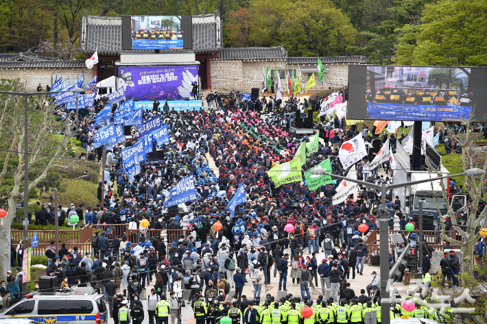 13일 오후 서울 종묘공원에서 '차별없는 노동권·질 좋은 일자리 쟁취' 민주노총 결의대회가 열리고 있다. 박종민 기자