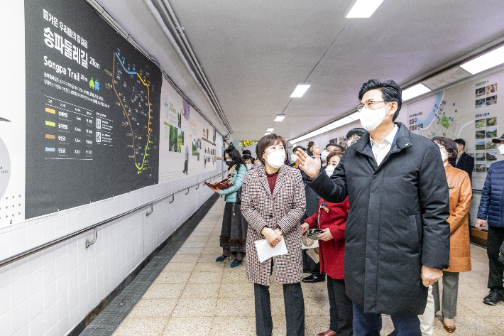 박성수 구청장이 현장 점검을 하고 있는 모습. 송파구 제공 