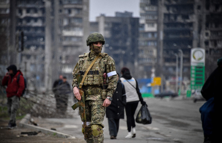 12일(현지시간) 우크라이나 남부 항구도시 마리우폴 거리에서 러시아 병사가 순찰을 하고 있다. 연합뉴스