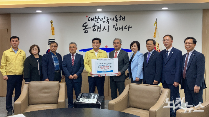 한국CBMC가 지난 12일 동해시청을 찾아 산불지역 피해를 위한 성금 3천만원과 마스크 1만장을 전달했다. 최진성 아나운서