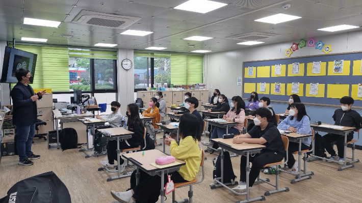 전북경찰청은 증가하는 사이버범죄에 선제적으로 대응하고자 시민을 대상으로 사이버범죄 예방교육을 진행하고 있다고 14일 밝혔다. 전북경찰청 제공