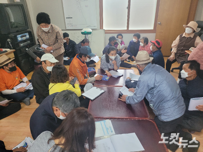 전라남도가 '찾아가는 여수·순천 10·19사건 신고·접수' 서비스를 운영 중인 가운데 지난 13일 오후 순천시 황전면 본황마을회관에서 여순사건 신고접수단이 유족 등을 상대로 피해 신고접수와 상담을 진행하고 있다. 유대용 기자