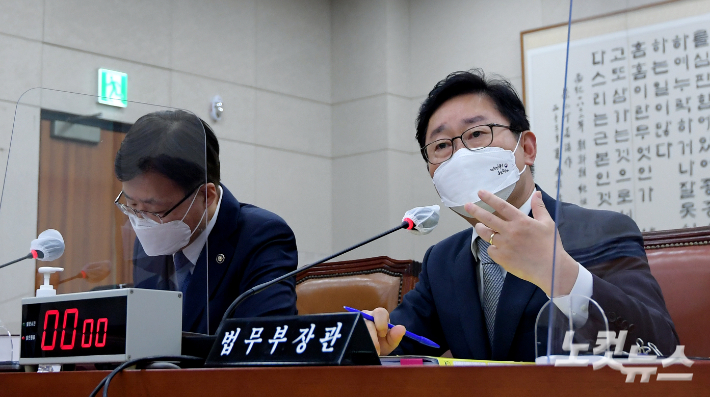박범계 법무부 장관(오른쪽)이 14일 오후 서울 여의도 국회에서 열린 법제사법위원회 전체회의에서 의원들의 현안 질의에 답하고 있다. 윤창원 기자